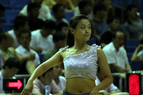 图文-哈尔滨宝贝热舞为中国男篮助威舞姿迷人