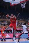 图文-中国男篮62-61安哥拉易建联防守抢下篮板球