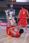 图文-中国男篮62-61安哥拉中国队员不慎摔倒在地