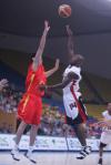 图文-中国男篮62-61安哥拉安哥拉队员上篮遇封盖