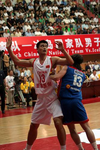 图文-中国男篮热身96比80战胜冰岛姚明面对严防