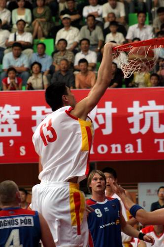 图文-中国男篮热身96比80战胜冰岛姚明奋力一扣