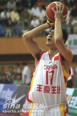 图文-中国男篮热身96比80战胜冰岛王仕鹏投篮