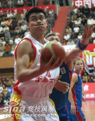 图文-中国男篮热身96比80战胜冰岛姚明憋一肚子气
