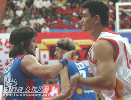 图文-中国男篮热身96比80战胜冰岛姚明怒视对手