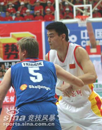 图文-中国男篮热身96比80战胜冰岛姚明不敢大意
