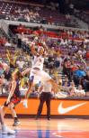 图文-[WNBA]太阳73比62胜震动诺兰高高跃起投篮