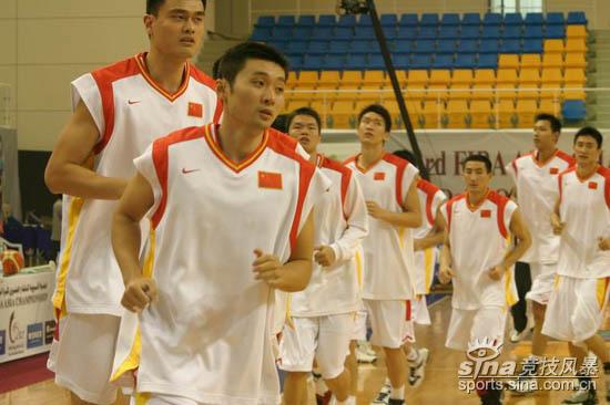 图文-中国男篮vs日本赛前训练 男篮队员跑圈练