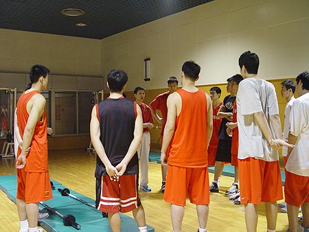 图文-中国男篮备战东亚运动会 主教练做最后总