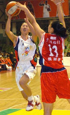 图文[wcba]吉林73比63胜广东 杨力奋勇上篮_篮球-女篮-wnba_nike新浪