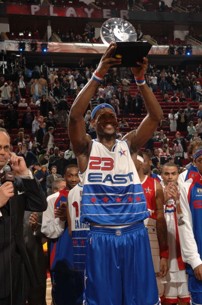 图文-詹姆斯荣膺NBA全明星赛MVP 接受众人的