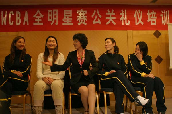 图文-女篮上公关礼仪培训课 主席台上的礼节不