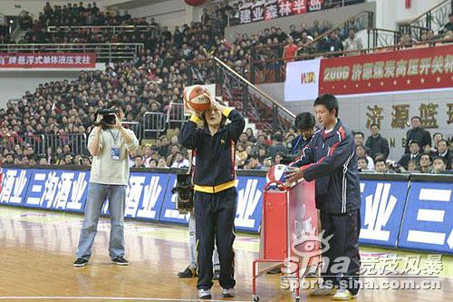 图文[wcba]明星比拼三分球大赛 蒋旭沉着冷静_篮球-女篮-wnba_nike