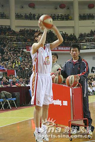 图文[wcba]明星比拼三分球大赛 杨波跳起远投_篮球-女篮-wnba_nike