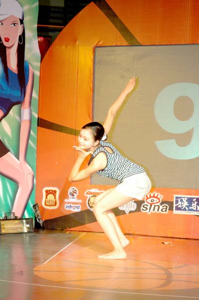 图文-“最靓一百”CBA宝贝票选现场傣族舞