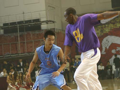 图文-科比出席耐克高中篮球联赛 招牌过人动作