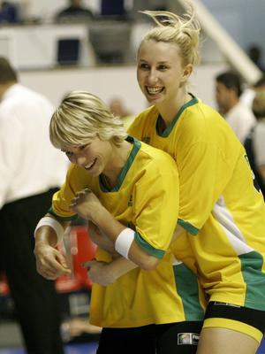 图文-女篮世锦赛澳大利亚进决赛两美女在干什么？