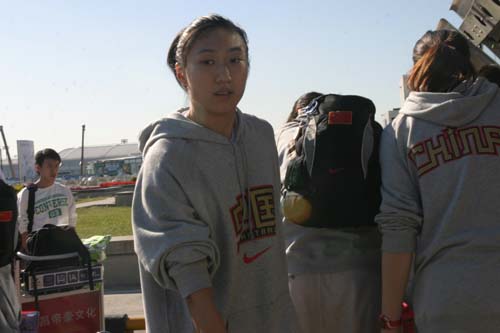 图文-[世锦赛]中国女篮返回北京任蕾为队友开路