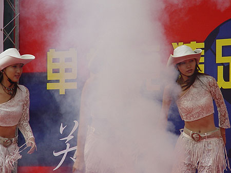 图文-北京单场足彩首发仪式举行 美女身陷入迷