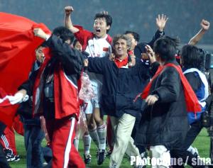 图文-2001体育图片回顾:米卢为中国队出线欢呼