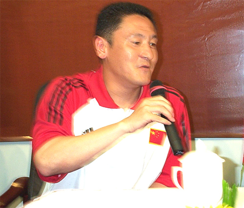 图文-世界杯珍藏酒赠酒仪式 马明宇代表国脚发