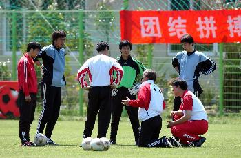 图文:王建英和米卢安排守门员训练内容_世界杯