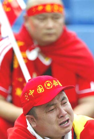图文-中国0-2负哥斯达黎加 赛后中国球迷失声痛