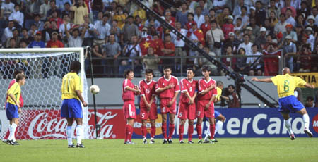 图文-中国队0-3落后巴西队 卡洛斯任意球穿过人