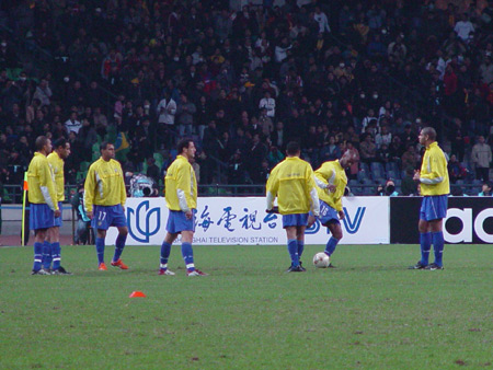 图文-中国0-0平巴西 巴西队在比赛场边进行热身