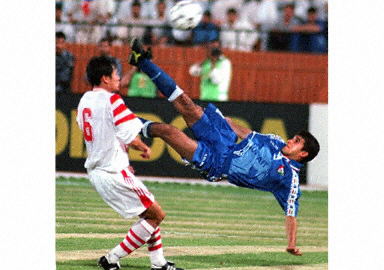 资料图片-1997科威特1-2负于中国 范志毅防守