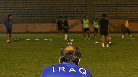 图文-伊拉克队成都备战亚洲杯 主教练关注队员