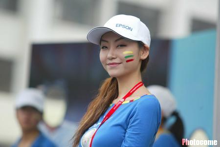 图文-[亚洲杯]中国VS巴林 女球迷眼神媚笑得甜
