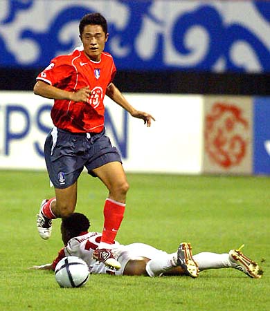 图文[亚洲杯]韩国2-0胜阿联酋 李敏成打趴对手