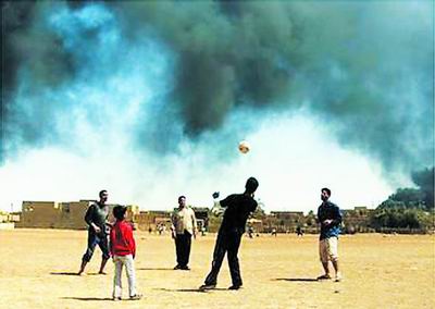 资料图片-伊拉克足球战火中崛起 硝烟中快乐踢