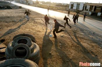 资料图片-伊拉克足球战火中崛起 儿童身上有阳