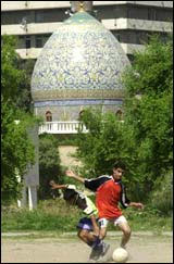 资料图片-伊拉克足球战火中崛起 清真寺前也踢