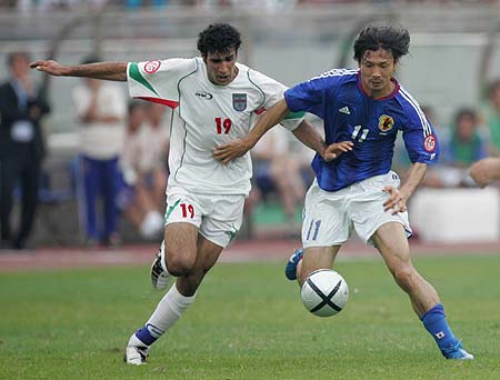 图文-[亚洲杯]日本VS伊朗 卡梅利单挑铃木隆行