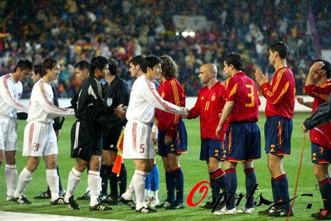 图文-[友谊赛]西班牙VS中国 赛前双方握手致意