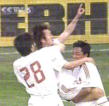 图文-国青1-2不敌奥地利队友抬起卢琳庆祝进球