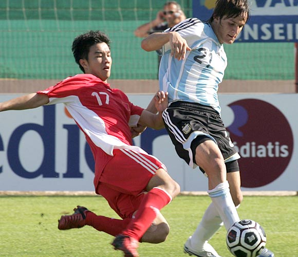 图文土伦杯国奥10阿根廷谭望嵩背后突袭对手