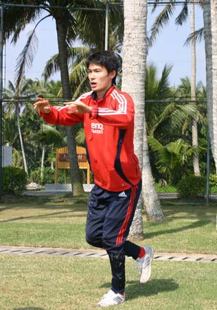图文-谢亚龙观看国足训练 金鸡独立练习腿部力