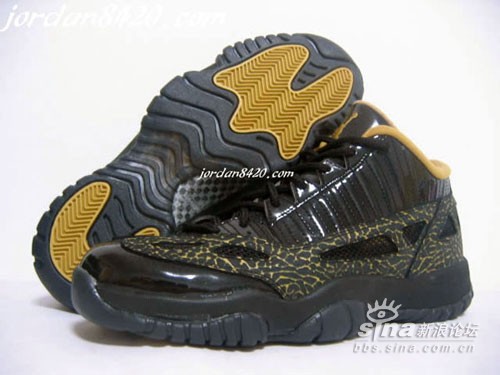 一双漆黑的乔丹鞋 Air Jordan 11 Low黑漆皮版