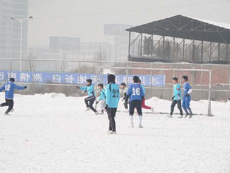 图文-东三省雪地足球争霸赛延吉赛区 大力射门