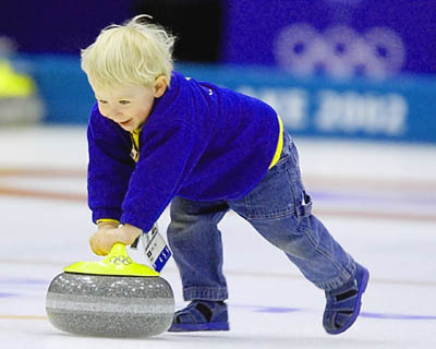 冬奧冰場里洋溢童趣 两歲小孩盡情玩冰壺