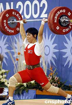 图文-朝鲜选手李成姬获女子53公斤级举重金牌