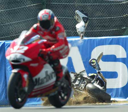 图文-日本摩托车大奖赛事故频仍 加藤倒地瞬间