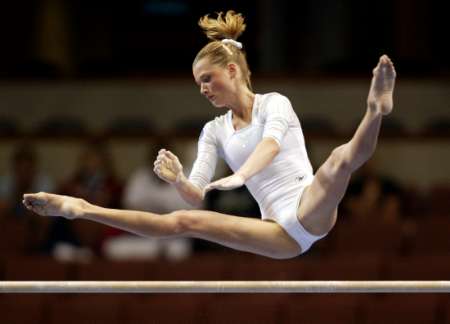图文-体操世锦赛女团预赛 霍尔金娜高低杠中腾越
