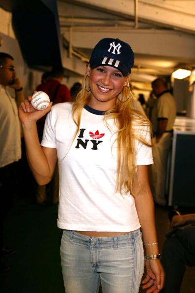 图文-库娃走秀纽约体育界 扬基主场变身棒球女