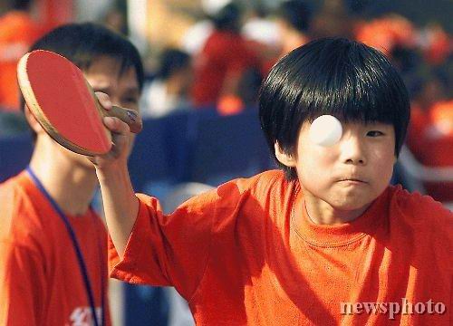 图文-上海举行千台万人乒乓赛 小选手力拼对手