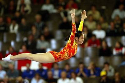 图文-世界蹦床锦标赛 中国姑娘如雏燕展翅动作